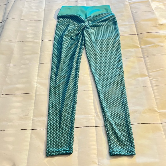 Green Patterned Leggings with Ruching on Backside, Fabulous Leggings Size Small - Picture 1 of 5
